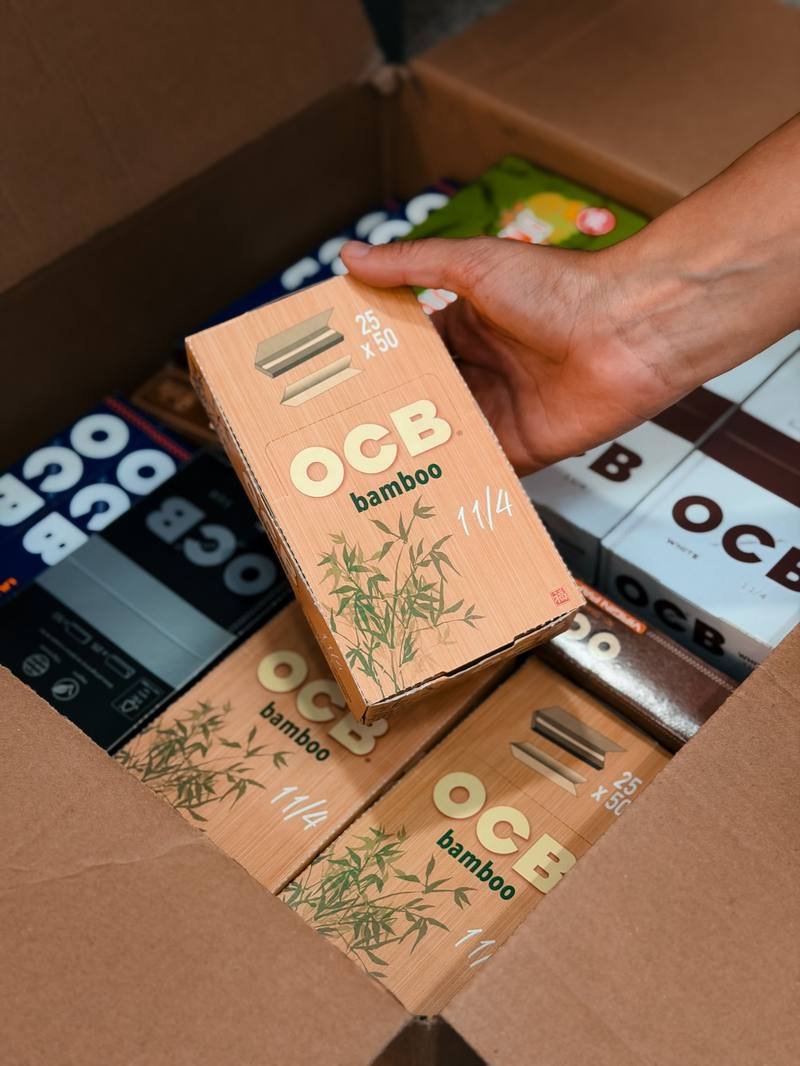 Productos de Distribuidora Cuyo en una caja de reparto